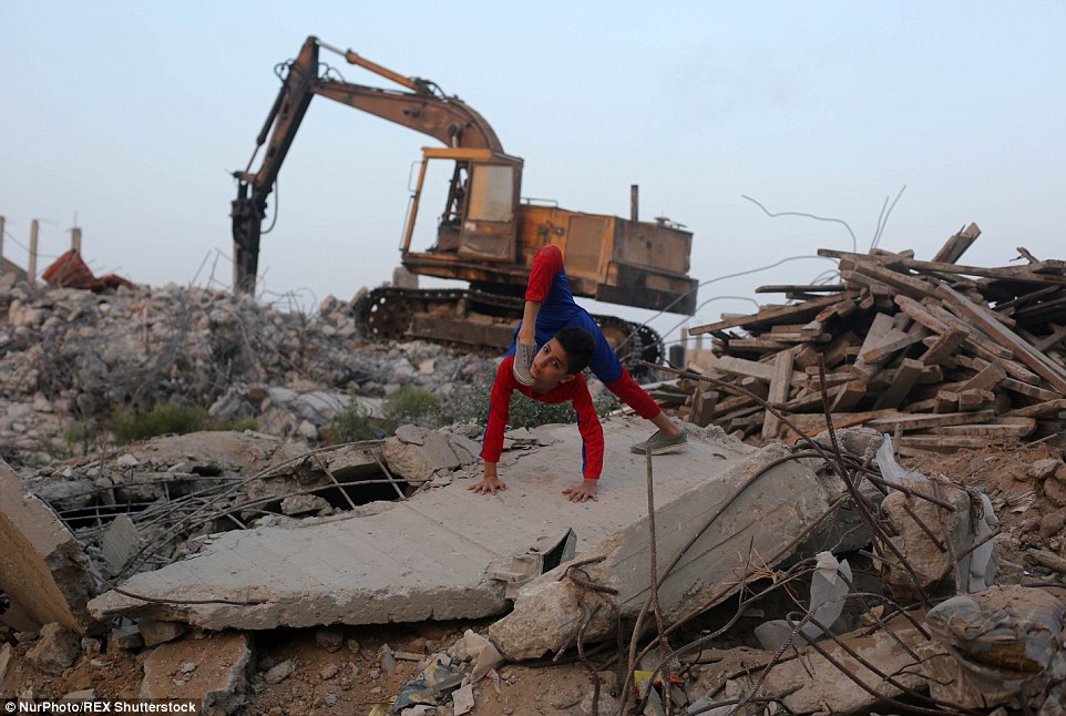 加沙战争废墟上的&ldquo;蜘蛛侠&rdquo;