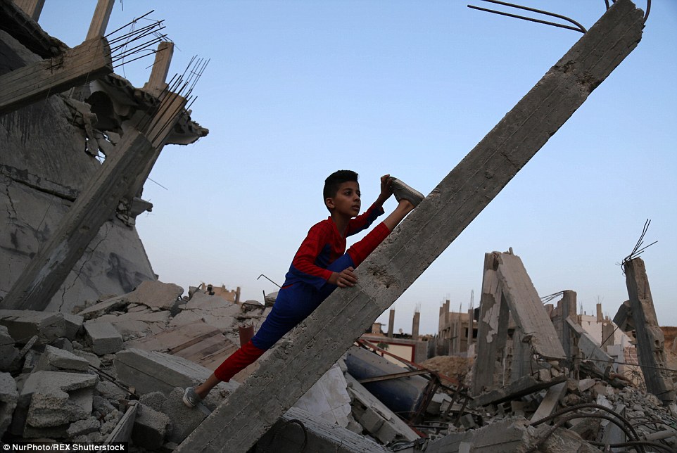 加沙战争废墟上的&ldquo;蜘蛛侠&rdquo;