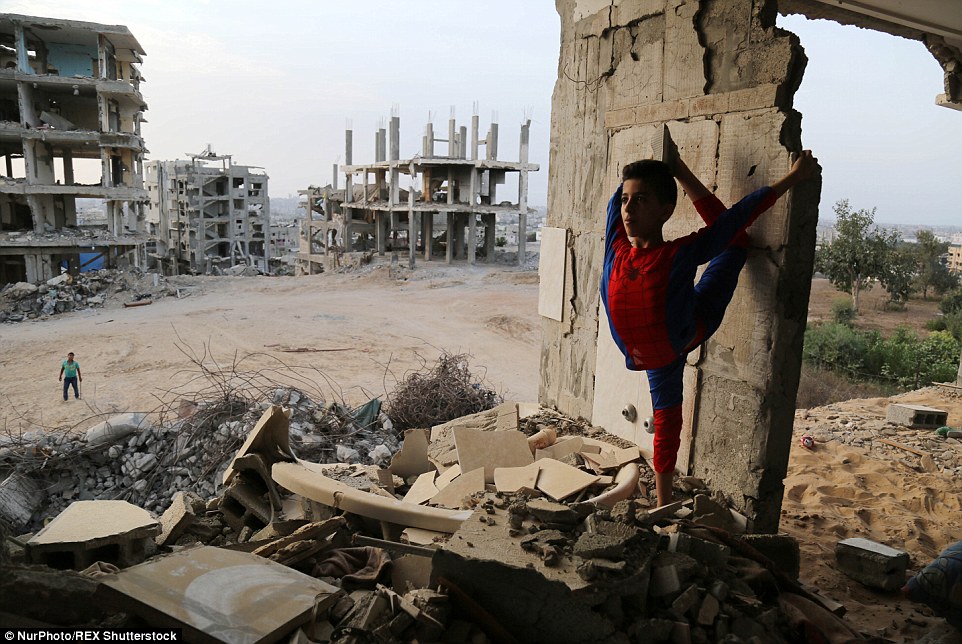 加沙战争废墟上的&ldquo;蜘蛛侠&rdquo;