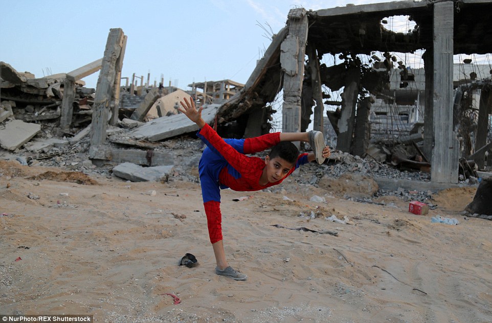 加沙战争废墟上的&ldquo;蜘蛛侠&rdquo;