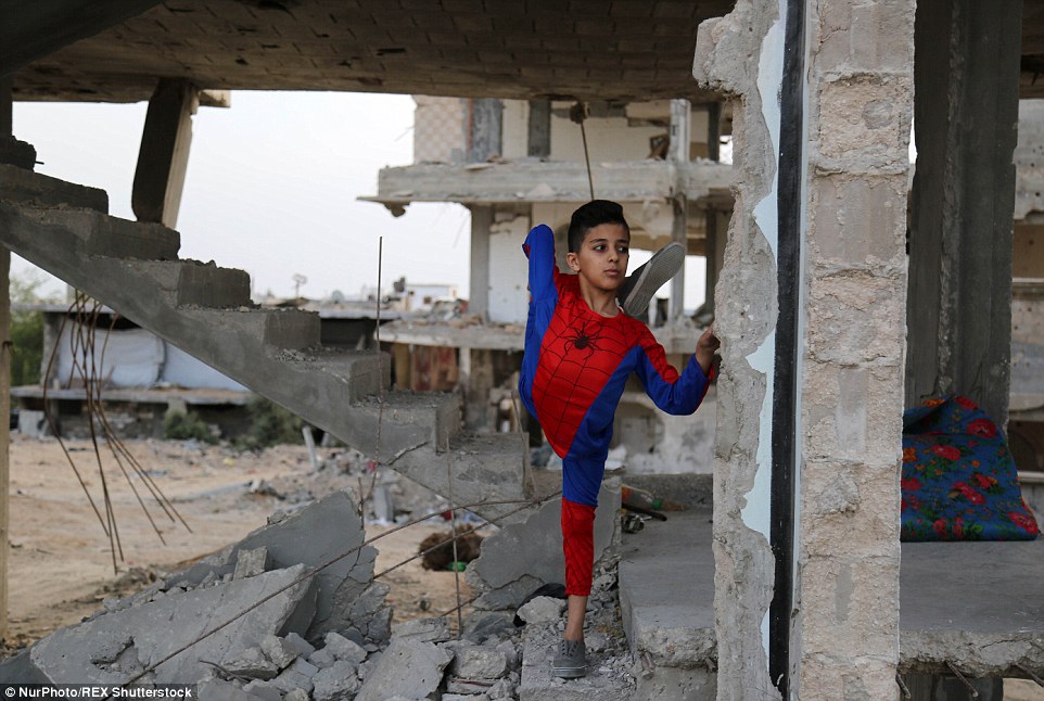 加沙战争废墟上的&ldquo;蜘蛛侠&rdquo;