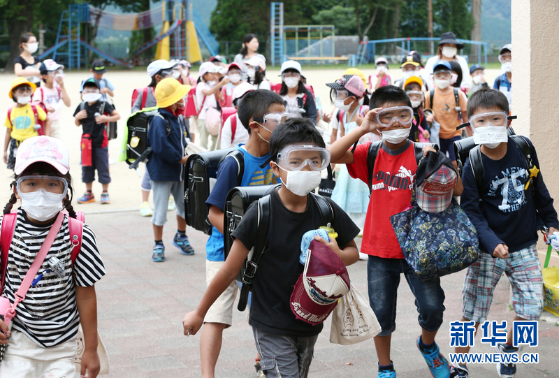本阿苏山火山喷发后 学生戴口罩护目镜返校上