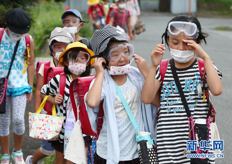日本阿苏山火山喷发后 学生戴口罩护目镜返校