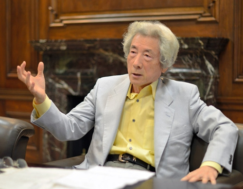 小泉接受采访。