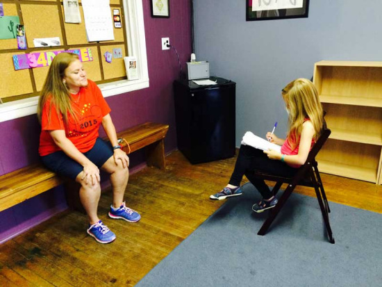 8岁女孩创办报纸：一手包办采访写稿和摄影（图）