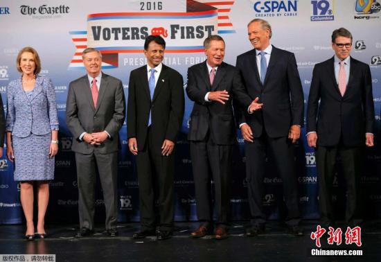当地时间2015年8月3日，美国新罕布什尔州曼彻斯特，美国前佛州州长杰布&middot;布什，明星医生本杰明&middot;所罗门&middot;卡森，美国新泽西州州长克里斯?克里斯蒂，惠普原CEO卡莉&middot;费奥莉娜，美国参议员林赛&middot;格雷厄姆，美国路易斯安那州州长鲍比&middot;金达尔，美国俄亥俄州州长约翰&middot;卡西奇，纽约州前州长乔治&middot;保陶基，德州前州长里克&middot;佩里，美国前参议员里克&middot;桑托勒姆，威斯康辛州州长斯科特&middot;沃克亮相。首届选民总统论坛在当地举行，11位共和党总统候选人亮相。