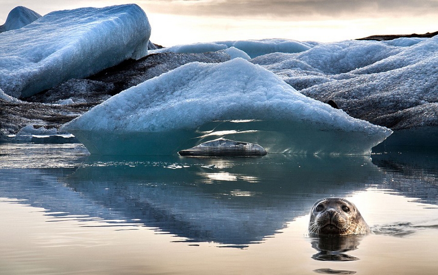 摄影师拍摄的冰岛冰川湖 犹如仙境