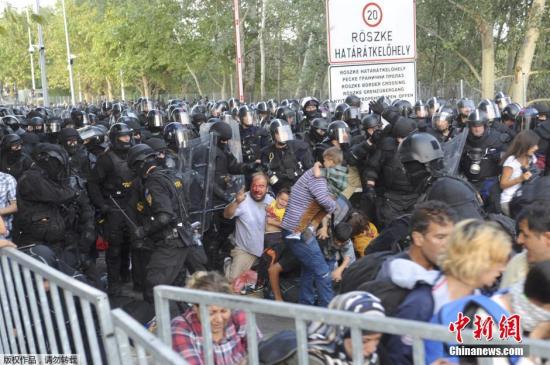 　　9月16日，在塞尔维亚的霍尔戈什(匈牙利称勒斯凯)边境口岸，难民与匈牙利警察发生冲突。