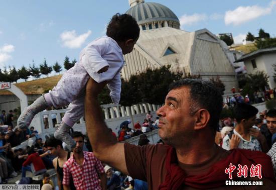 9月17日消息，土耳其伊斯坦布尔，土耳其警察阻塞了当地最大公交站的道路，土耳其当局禁止公交售票给前往土耳其与希腊边境的移民。有的难民高举自己的孩子抗议停止发放车票一事。