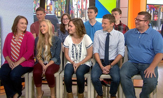 世界首例7胞胎迎成人礼 曾一天消耗42瓶奶粉5