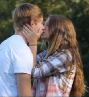 美国情侣铁轨旁合照男生遇火车躲闪不及被撞身亡