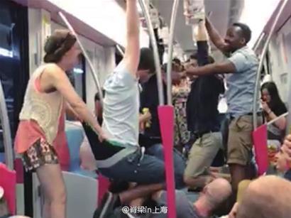 外籍乘客在上海地铁喝酒打闹 扯内裤荡秋千(图)