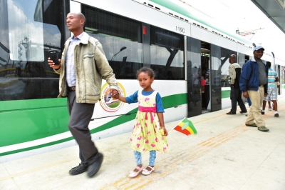 亚的斯亚贝巴民众体验城市轻轨。新华社发