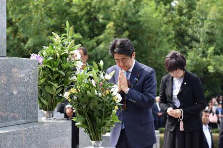 安倍晋三为外祖父扫墓&ldquo;汇报&rdquo;安保法案通过