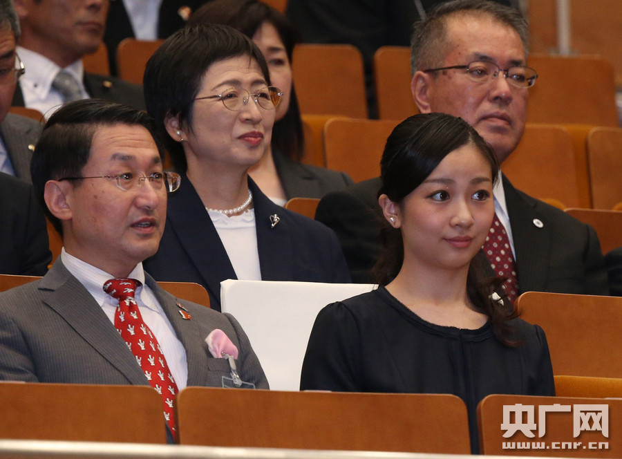 当地时间2015年9月22日，日本鸟取县，日本皇室秋筱宫家次女佳子公主出席第二届全国高中生手语表演竞技会，还用手语和大家进行交谈。