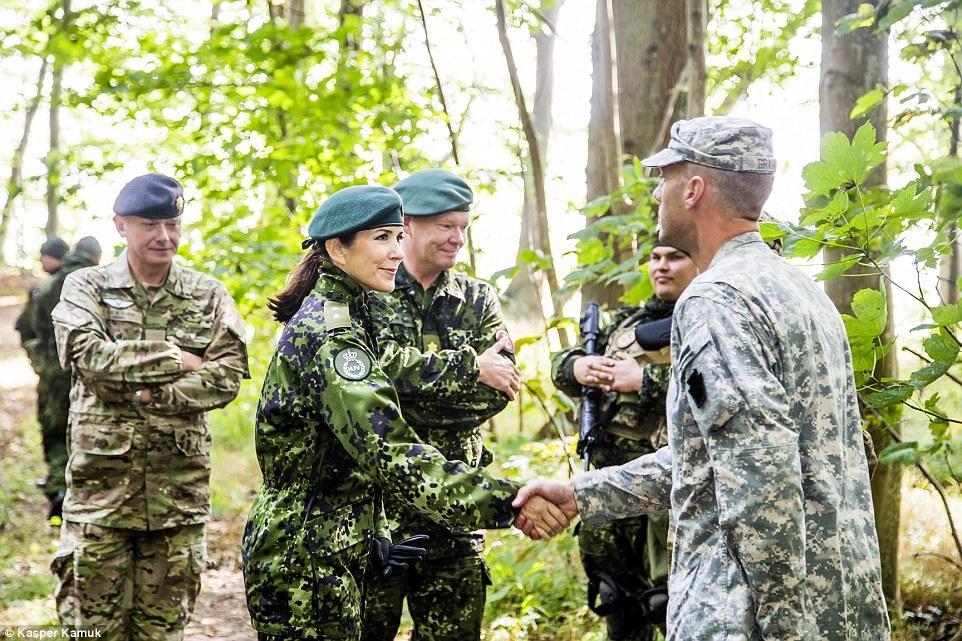 丹麦王储妃穿迷彩服参加军演 获得中尉军衔