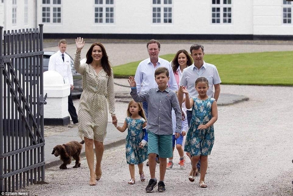 丹麦王储妃穿迷彩服参加军演 获得中尉军衔