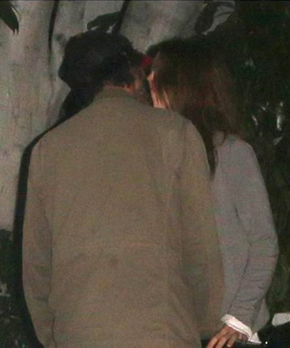 基努&middot;里维斯与女子热吻疑恋情曝光（图）