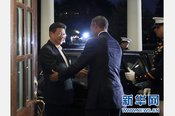 9月24日晚，国家主席习近平应美国总统奥巴马邀请来到白宫。奥巴马在门前热情迎接。然后，两国元首沿宾夕法尼亚大街一同步行前往布莱尔国宾馆举行会晤。新华社记者兰红光摄