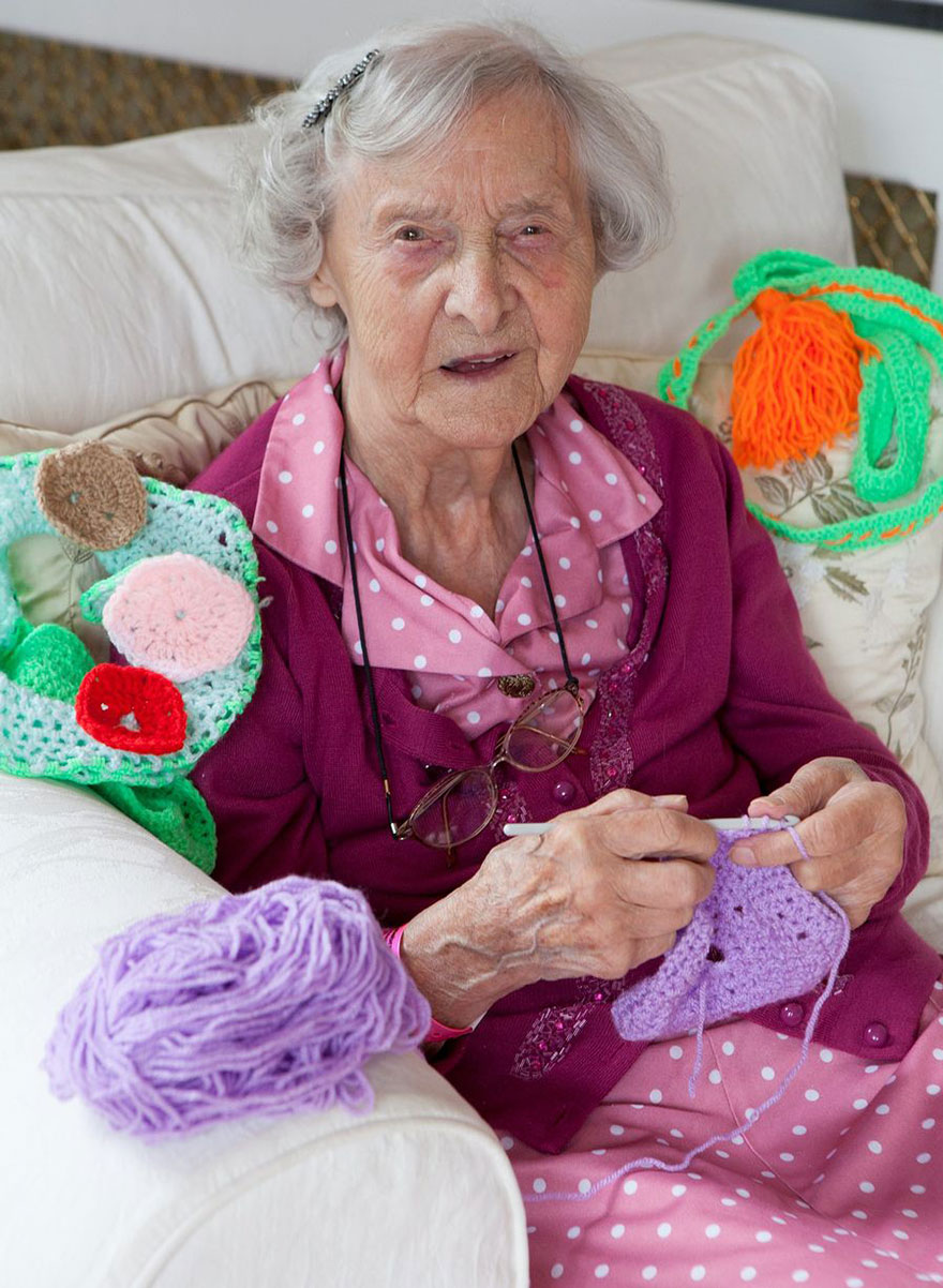 英国104岁老奶奶织出绚丽小镇