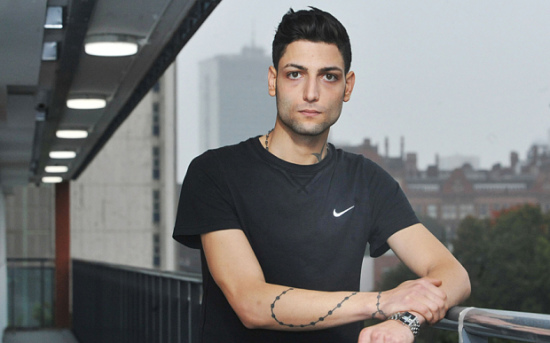 伊朗男子留英10年受够歧视怒闯警局求遣送出境