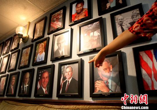 包括美国前总统老布什和小布什在内的多位政要名流曾到此参观列克星敦号航空母舰。　王欢 摄