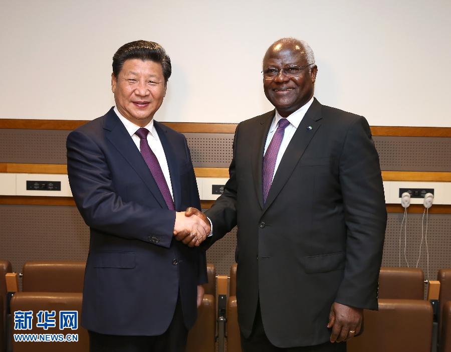 9月27日，国家主席习近平在纽约会见塞拉利昂总统科罗马。新华社记者 庞兴雷 摄 