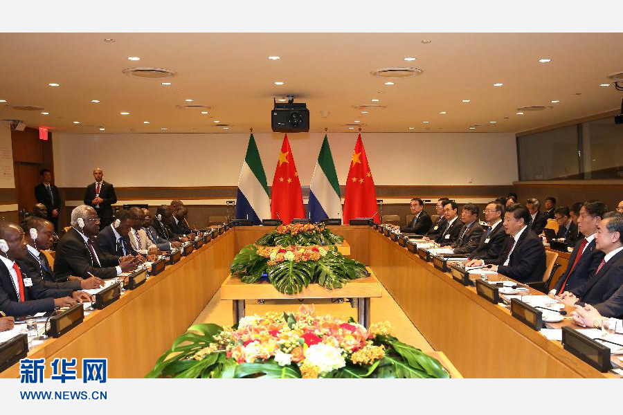 9月27日，国家主席习近平在纽约会见塞拉利昂总统科罗马。新华社记者 庞兴雷 摄