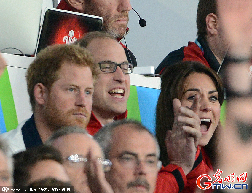英国威廉哈里王子和凯特王妃观战橄榄球赛表情丰富