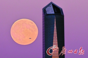 在西班牙马德里,一轮“超级月亮”正挂在天空中。(资料图片)