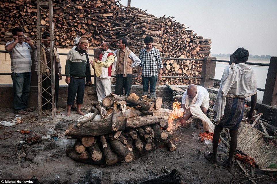 实拍恒河沿岸火葬 求解脱盼重生