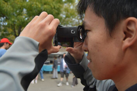 林宥成通过3D相机看微观世界。（美国《世界日报》/俞姝含摄）