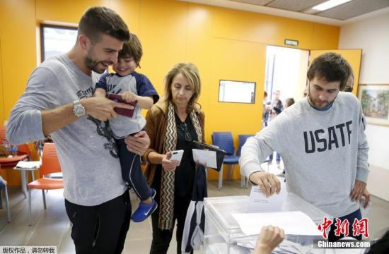 当地时间9月27日,西班牙巴塞罗那,加泰罗尼亚地方议会选举举行。根据投票结果,分离派大比分领先,他们主张加泰罗尼亚区从西班牙中央政府的管辖分离出来,形成自己的政府主权。当天,巴塞罗那球员皮克也携幼子参与了投票。