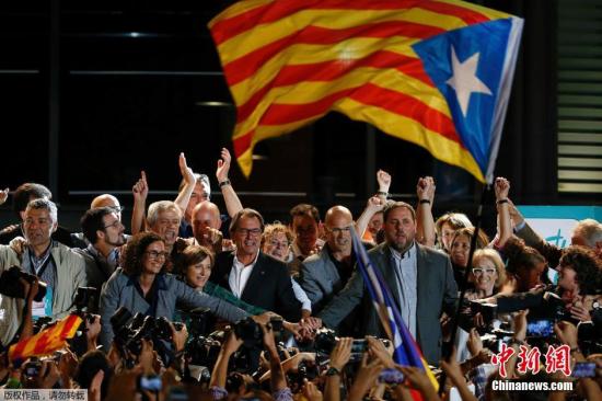 加泰罗尼亚自治区政府主席Artur Mas(中)与同事庆祝他们的政党在投票结果中遥遥领先。