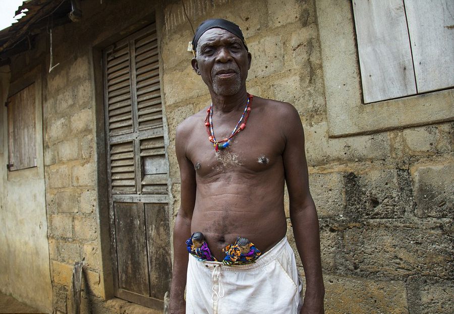 非洲部落为死婴做木偶 精心照顾求好运