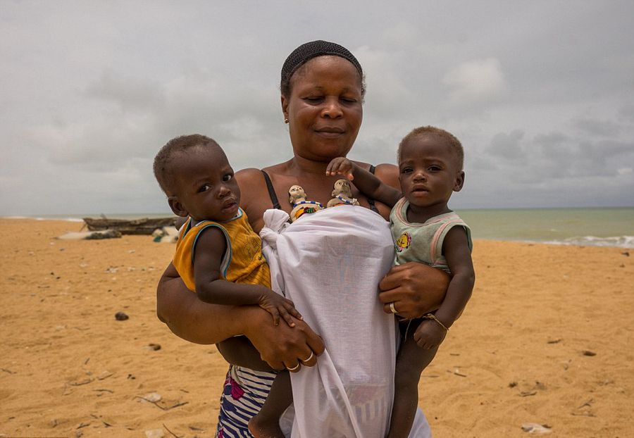 非洲部落为死婴做木偶 精心照顾求好运