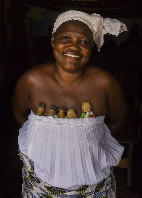 非洲部落为死婴做木偶 精心照顾求好运
