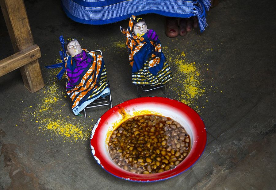 非洲部落为死婴做木偶 精心照顾求好运