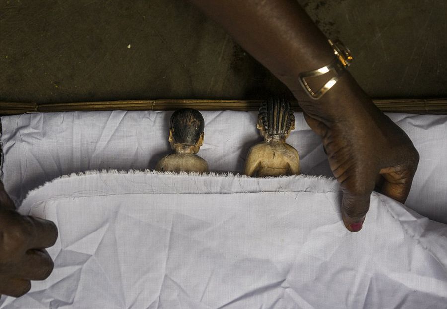 非洲部落为死婴做木偶 精心照顾求好运