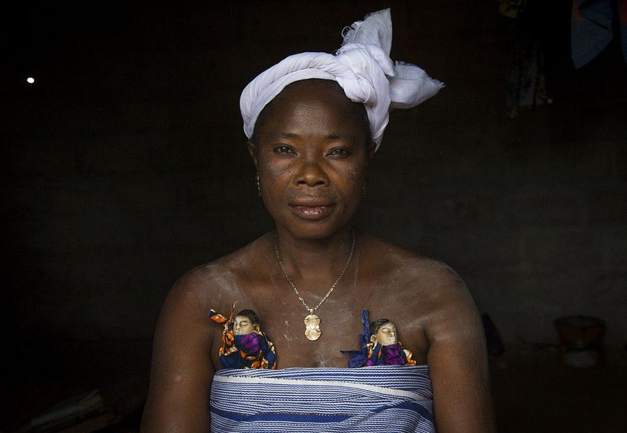 非洲部落为死婴做木偶 精心照顾求好运