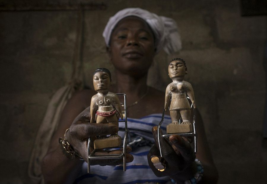 非洲部落为死婴做木偶 精心照顾求好运