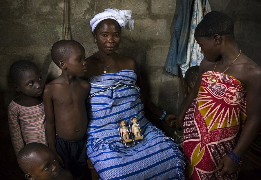 非洲部落为死婴做木偶 精心照顾求好运