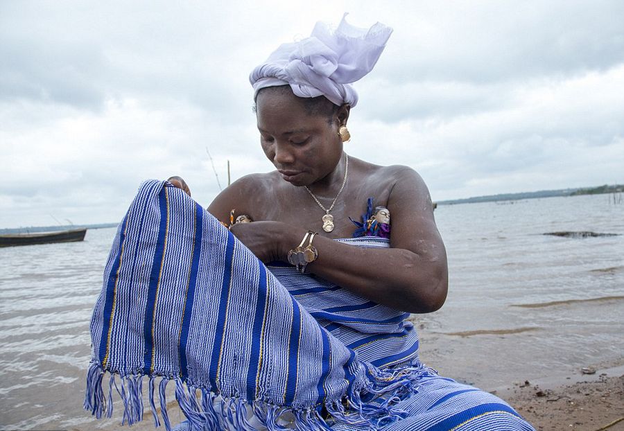 非洲部落为死婴做木偶 精心照顾求好运