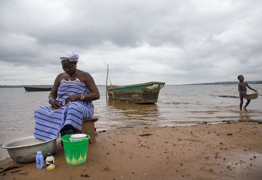 非洲部落为死婴做木偶 精心照顾求好运