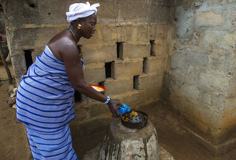 非洲部落为死婴做木偶 精心照顾求好运