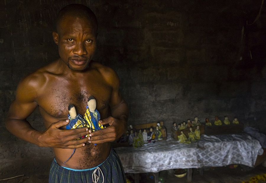 非洲部落为死婴做木偶 精心照顾求好运