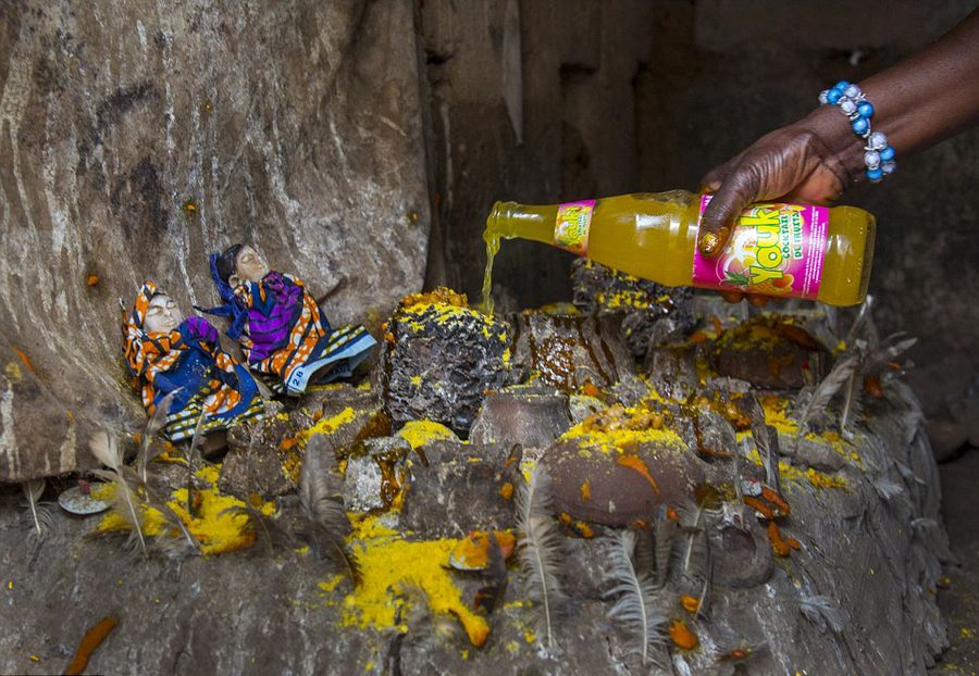 非洲部落为死婴做木偶 精心照顾求好运