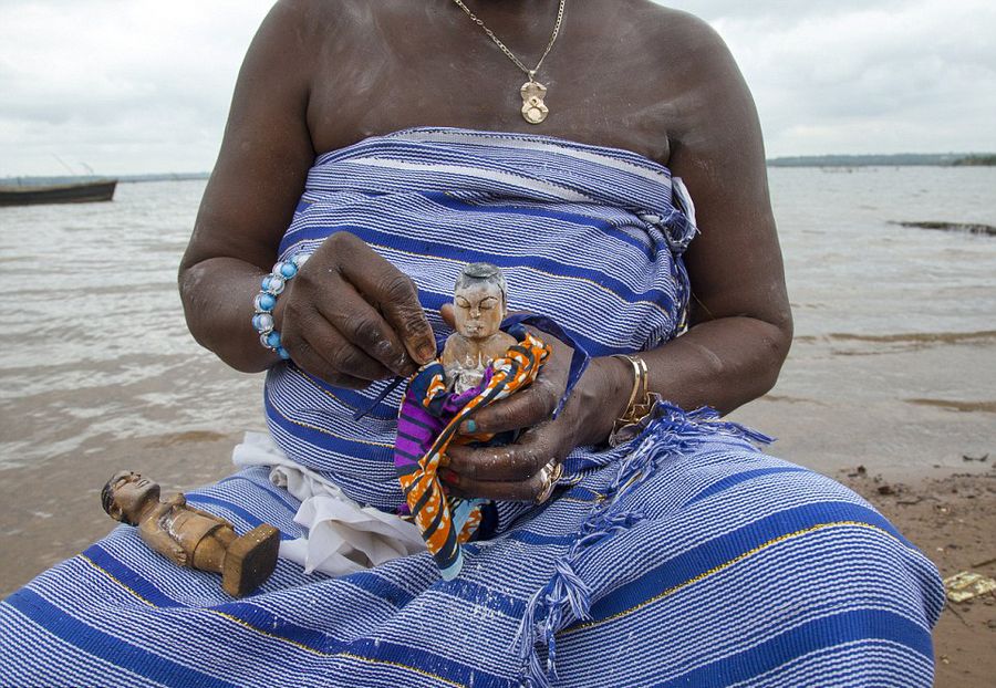 非洲部落为死婴做木偶 精心照顾求好运