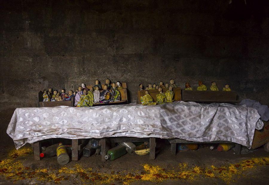 非洲部落为死婴做木偶 精心照顾求好运