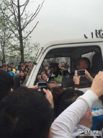 帅气交警神似何以琛被围拍导致交通拥堵